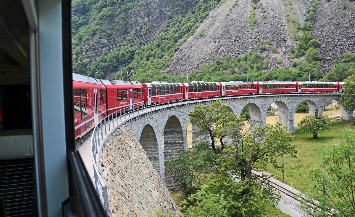 Der Bernina-Express der auch durch die atemberaubende Landschaft des Valtellina fährt.